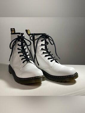 Dr. Martens white 8-eye lace up combat boots. Fits men size 6 and women size 7.
